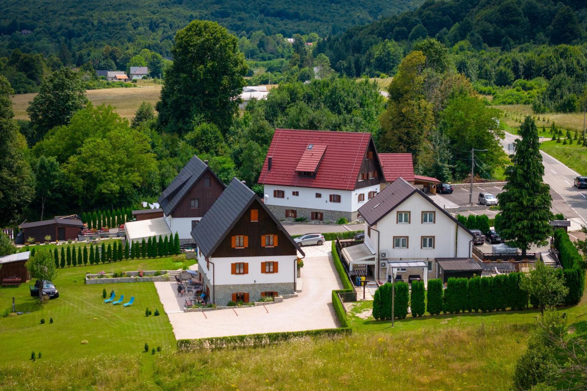 Green Lakes House Hotel Mukinje Ngoại thất bức ảnh